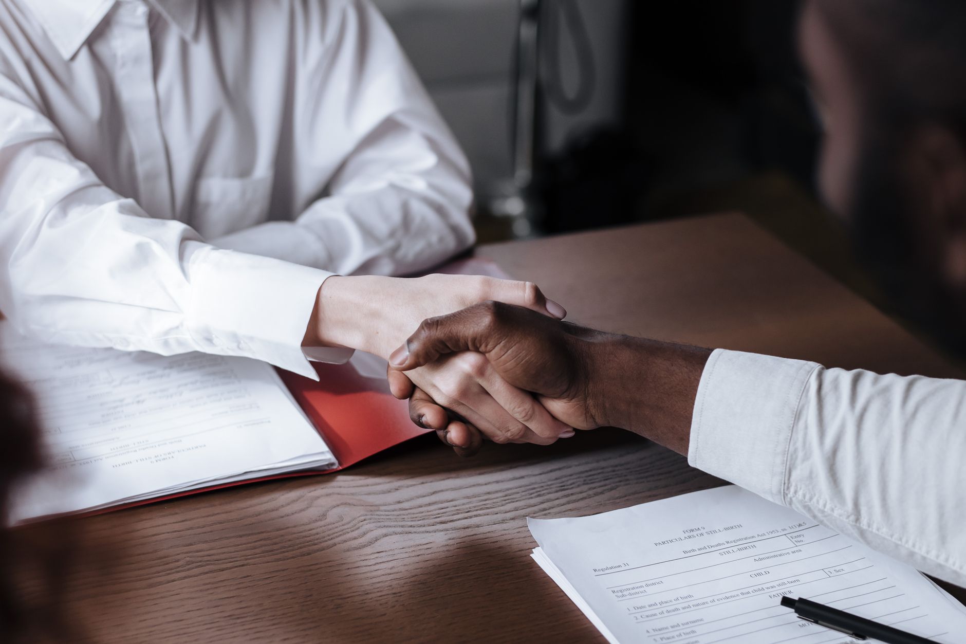 poignée main contrat entreprise
