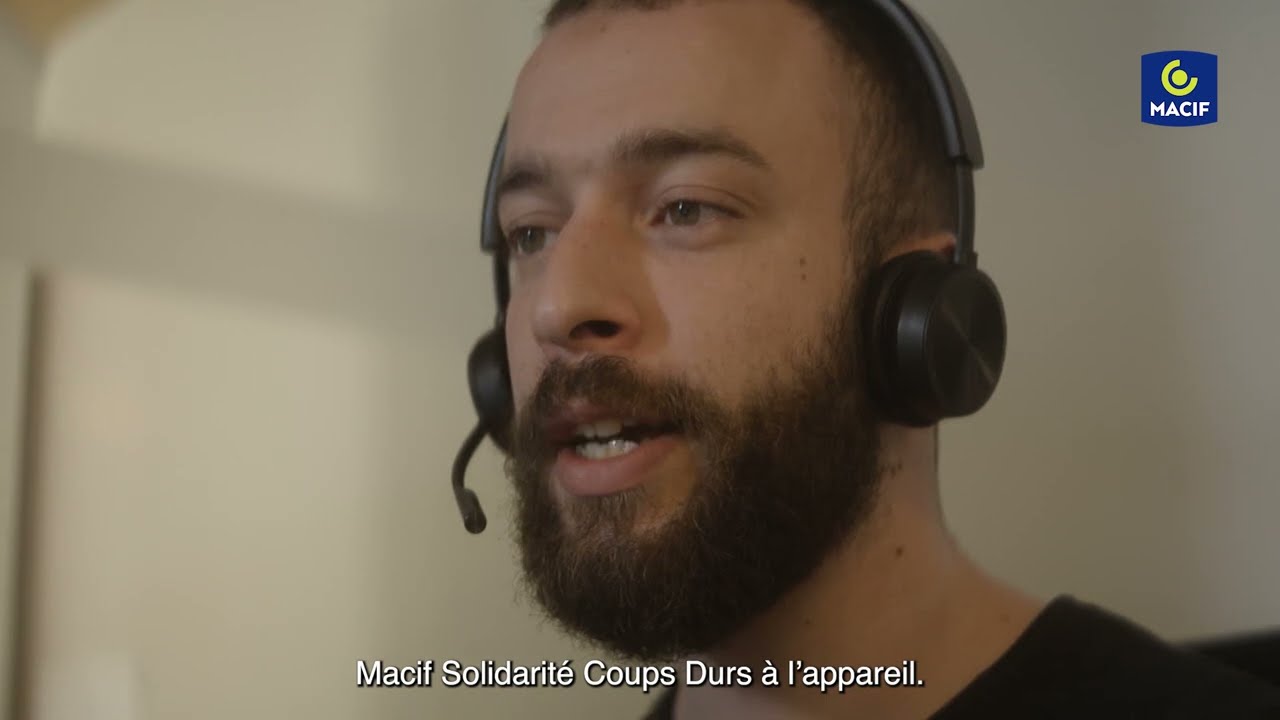 Personne préparant un dossier de demande d'aide financière après un coup dur